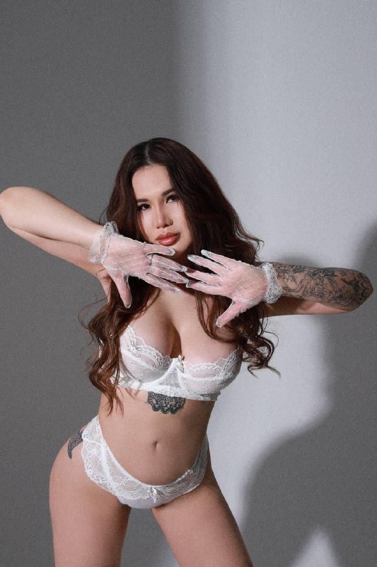 Проститутка Холли - грудь 3, рост 170 см, вес 57 кг, цвет волос Брюнетки, национальность Славянки