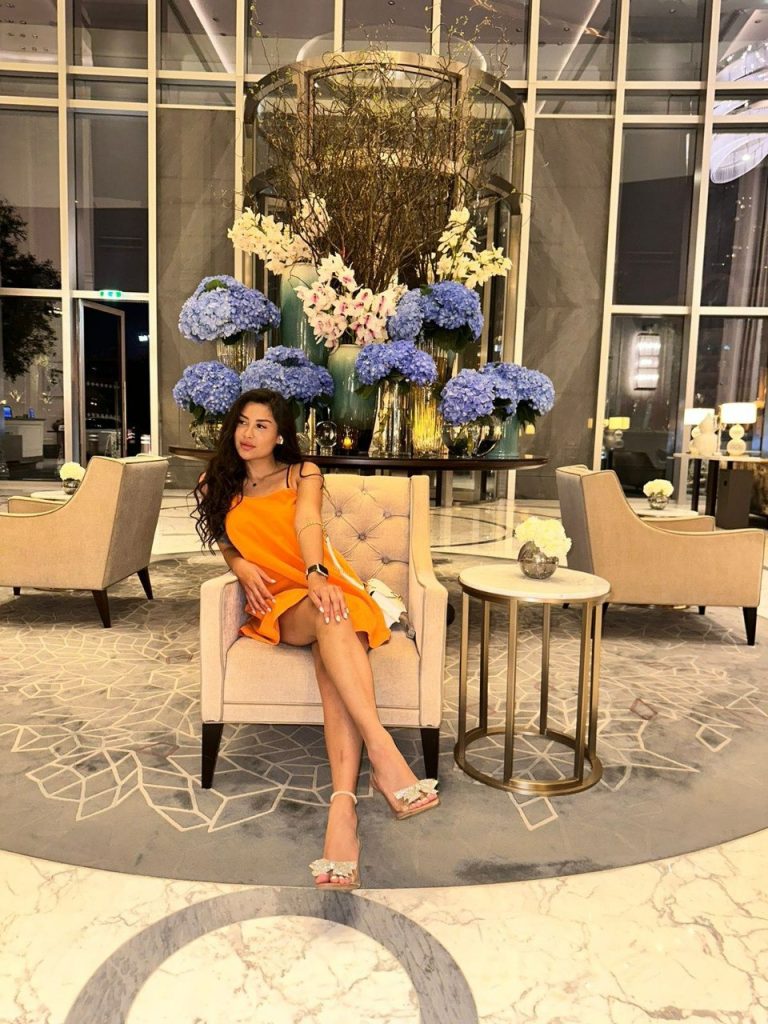 Проститутка Ясмин - грудь 3, рост 170 см, вес 55 кг, цвет волос Шатенки, национальность Славянки