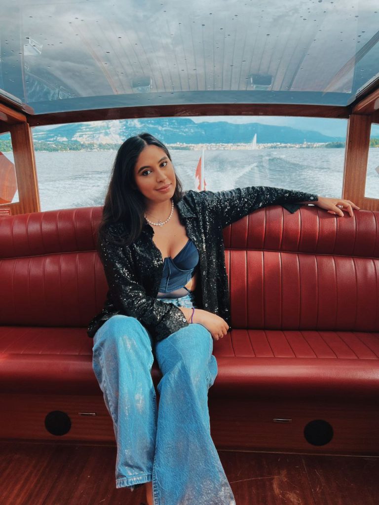 Проститутка Марина - грудь 3, рост 171 см, вес 68 кг, цвет волос Брюнетки, национальность Славянки