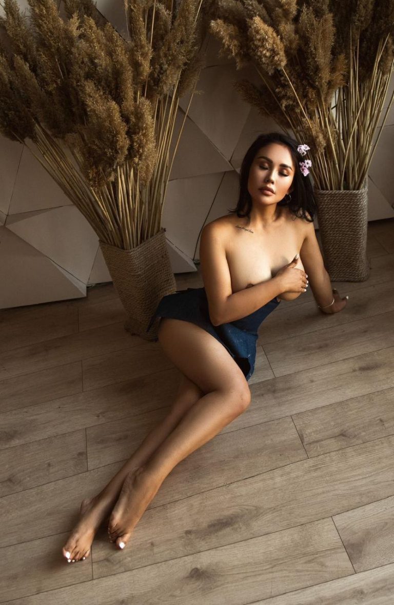 Проститутка Рабия - грудь 4, рост 164 см, вес 53 кг, цвет волос Шатенки, национальность Славянки