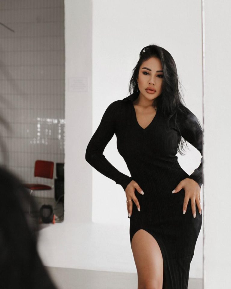 Проститутка Рабия - грудь 4, рост 164 см, вес 53 кг, цвет волос Шатенки, национальность Славянки