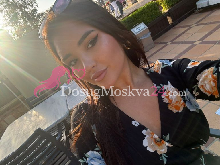 Проститутка Корнелия - грудь 2, рост 168 см, вес 55 кг, цвет волос Шатенки, национальность Славянки