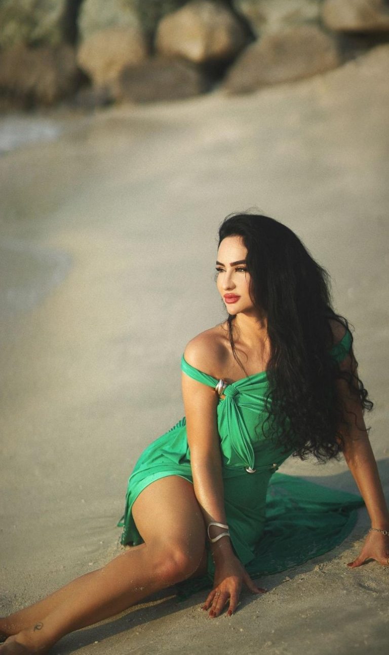 Проститутка Мелиса - грудь 3, рост 176 см, вес 65 кг, цвет волос Шатенки, национальность Славянки