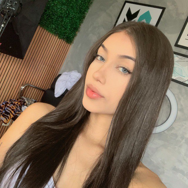 Проститутка Малибу - грудь 2, рост 165 см, вес 56 кг, цвет волос Брюнетки, национальность Славянки