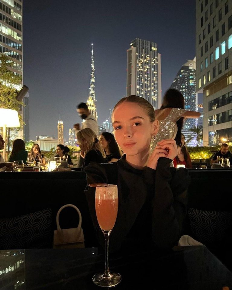 Проститутка Шелби - грудь 2, рост 174 см, вес 53 кг, цвет волос Брюнетки, национальность Славянки