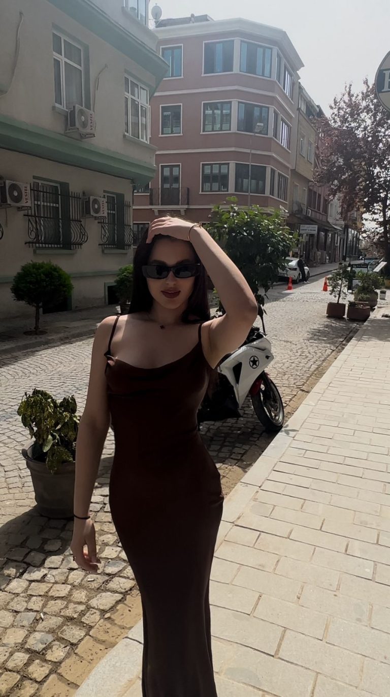 Проститутка Магнолия - грудь 2, рост 170 см, вес 53 кг, цвет волос Брюнетки, национальность Славянки