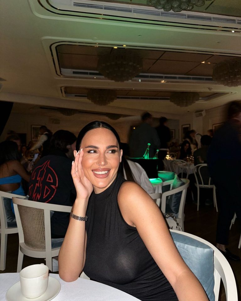 Проститутка Эмми - грудь 3, рост 167 см, вес 65 кг, цвет волос Шатенки, национальность Славянки