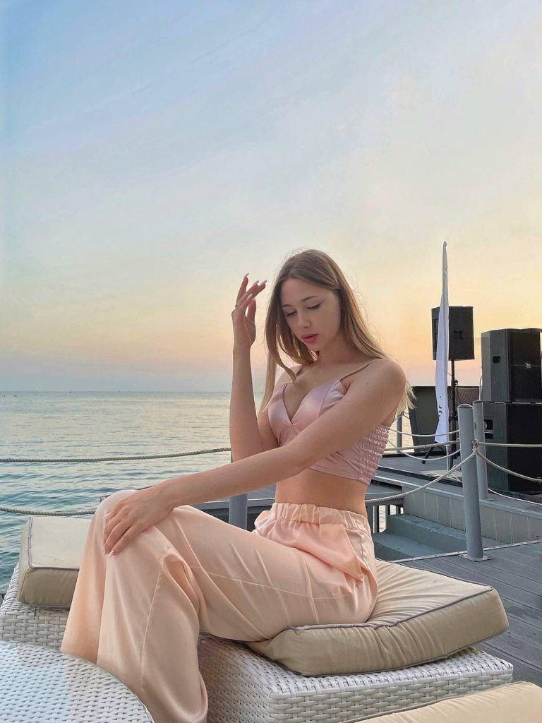 Проститутка Саша - грудь 2, рост 183 см, вес 60 кг, цвет волос Блондинки, национальность Славянки