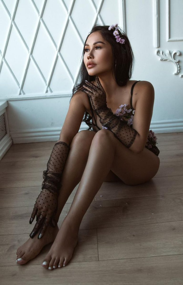 Проститутка Рабия - грудь 4, рост 164 см, вес 53 кг, цвет волос Шатенки, национальность Славянки