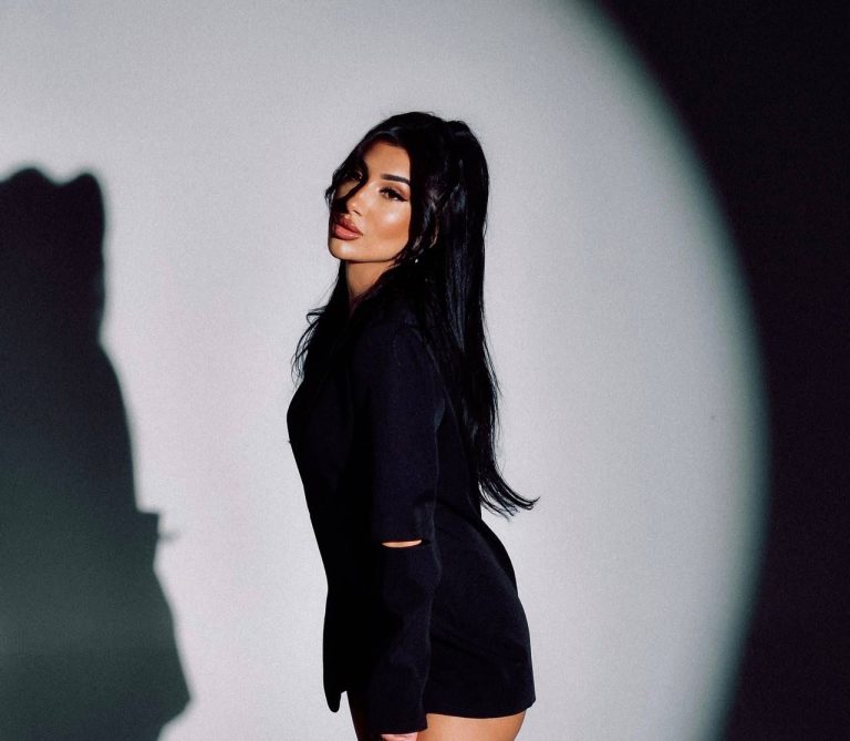 Проститутка Наоми - грудь 4, рост 170 см, вес 59 кг, цвет волос Шатенки, национальность Славянки