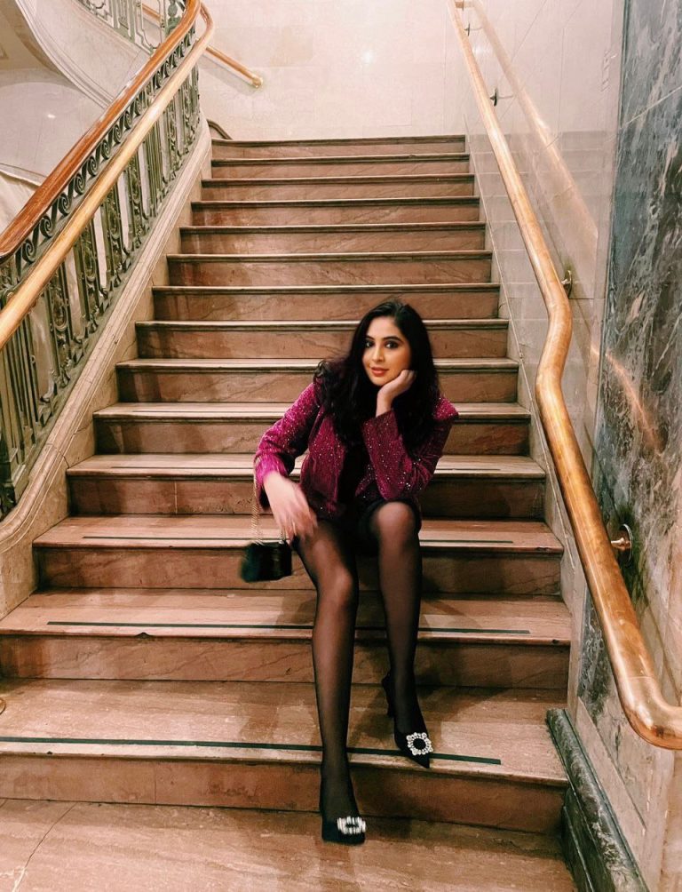 Проститутка Марина - грудь 3, рост 171 см, вес 68 кг, цвет волос Брюнетки, национальность Славянки