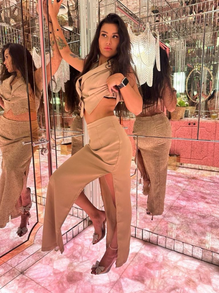 Проститутка Ясмин - грудь 3, рост 170 см, вес 55 кг, цвет волос Шатенки, национальность Славянки