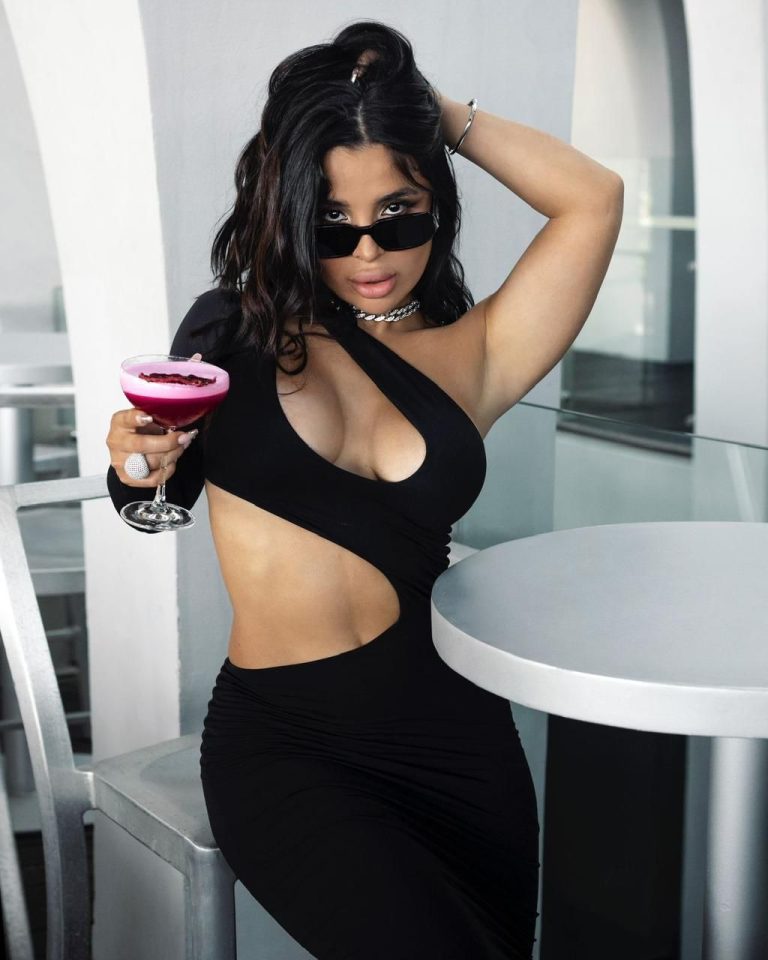 Проститутка Эмми - грудь 3, рост 165 см, вес 50 кг, цвет волос Шатенки, национальность Славянки