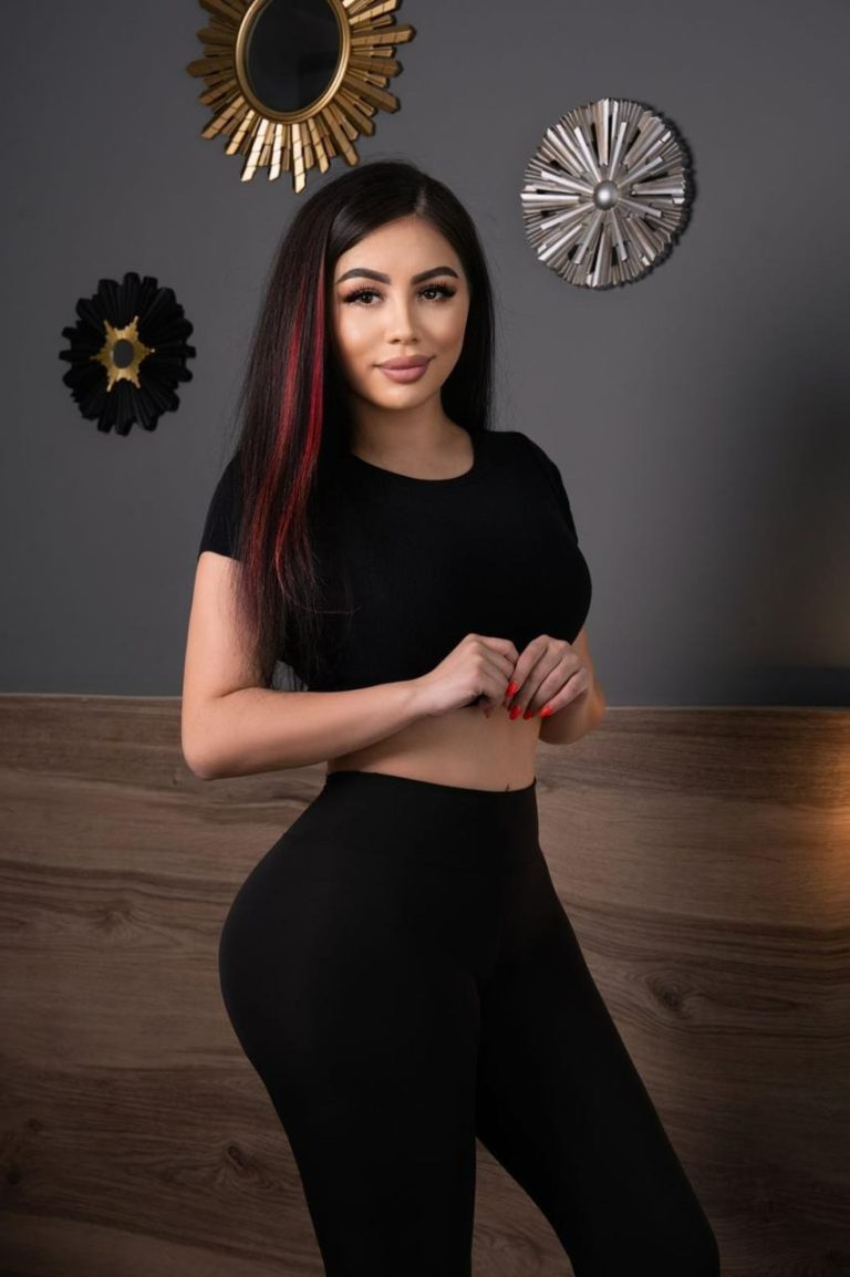 Проститутка Энджи - грудь 2, рост 163 см, вес 67 кг, цвет волос Брюнетки, национальность Славянки