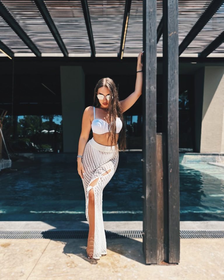 Проститутка Стелла - грудь 2, рост 175 см, вес 57 кг, цвет волос Шатенки, национальность Славянки