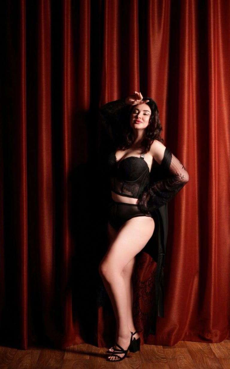 Проститутка Марта - грудь 2, рост 170 см, вес 75 кг, цвет волос Шатенки, национальность Славянки