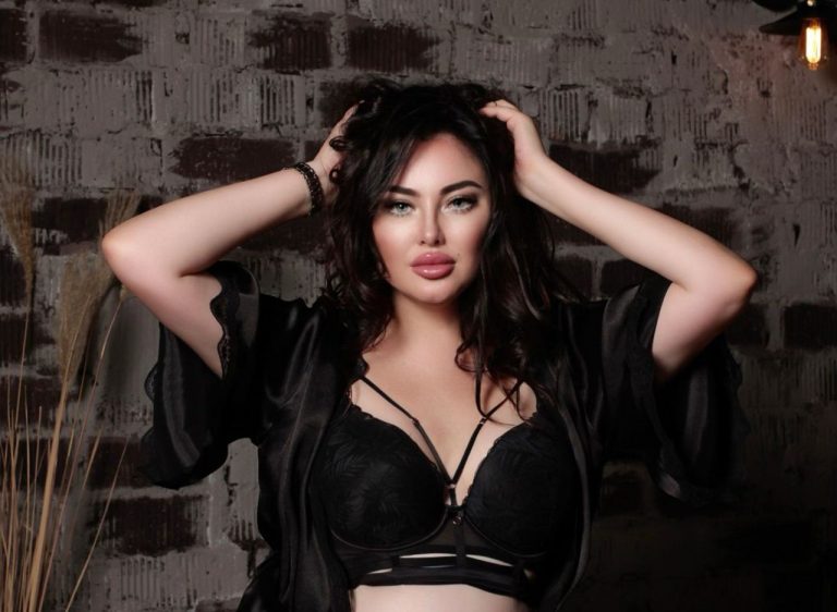 Проститутка Марта - грудь 2, рост 170 см, вес 75 кг, цвет волос Шатенки, национальность Славянки