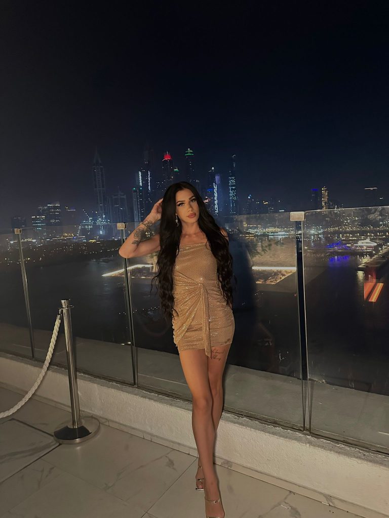 Проститутка Селина - грудь 1, рост 168 см, вес 48 кг, цвет волос Шатенки, национальность Славянки