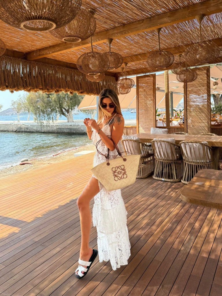 Проститутка Сана - грудь 3, рост 168 см, вес 50 кг, цвет волос Блондинки, национальность Славянки