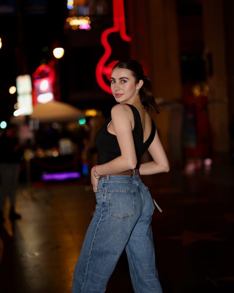 Проститутка Пенелопа - грудь 2, рост 174 см, вес 59 кг, цвет волос Брюнетки, национальность Славянки