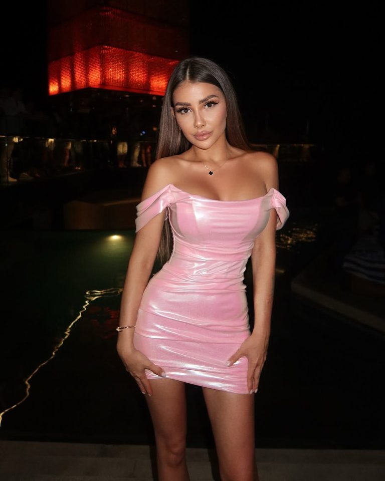 Проститутка Сесилия - грудь 2, рост 175 см, вес 56 кг, цвет волос Брюнетки, национальность Славянки