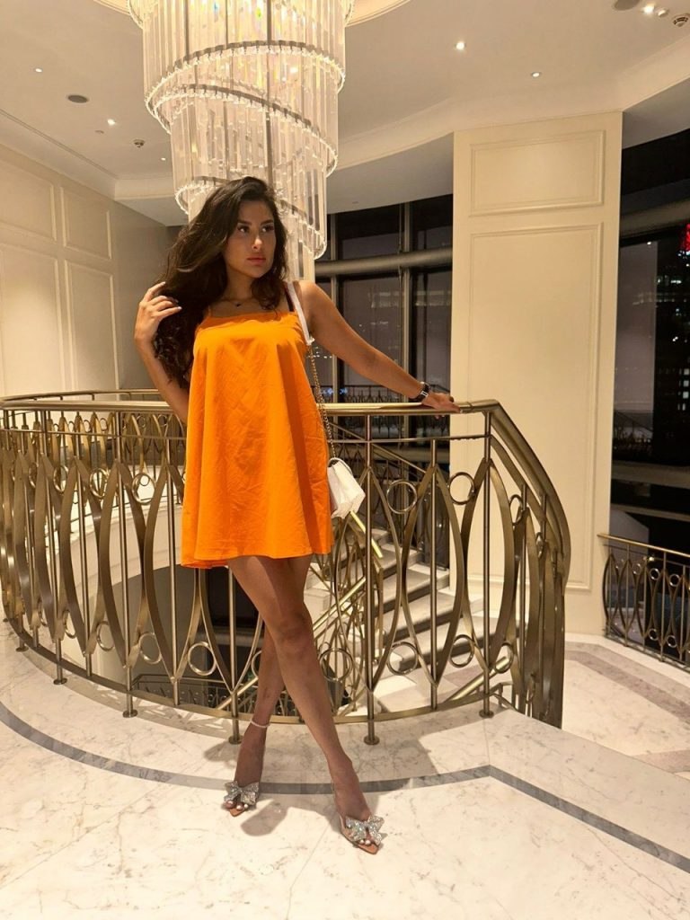 Проститутка Ясмин - грудь 3, рост 170 см, вес 55 кг, цвет волос Шатенки, национальность Славянки