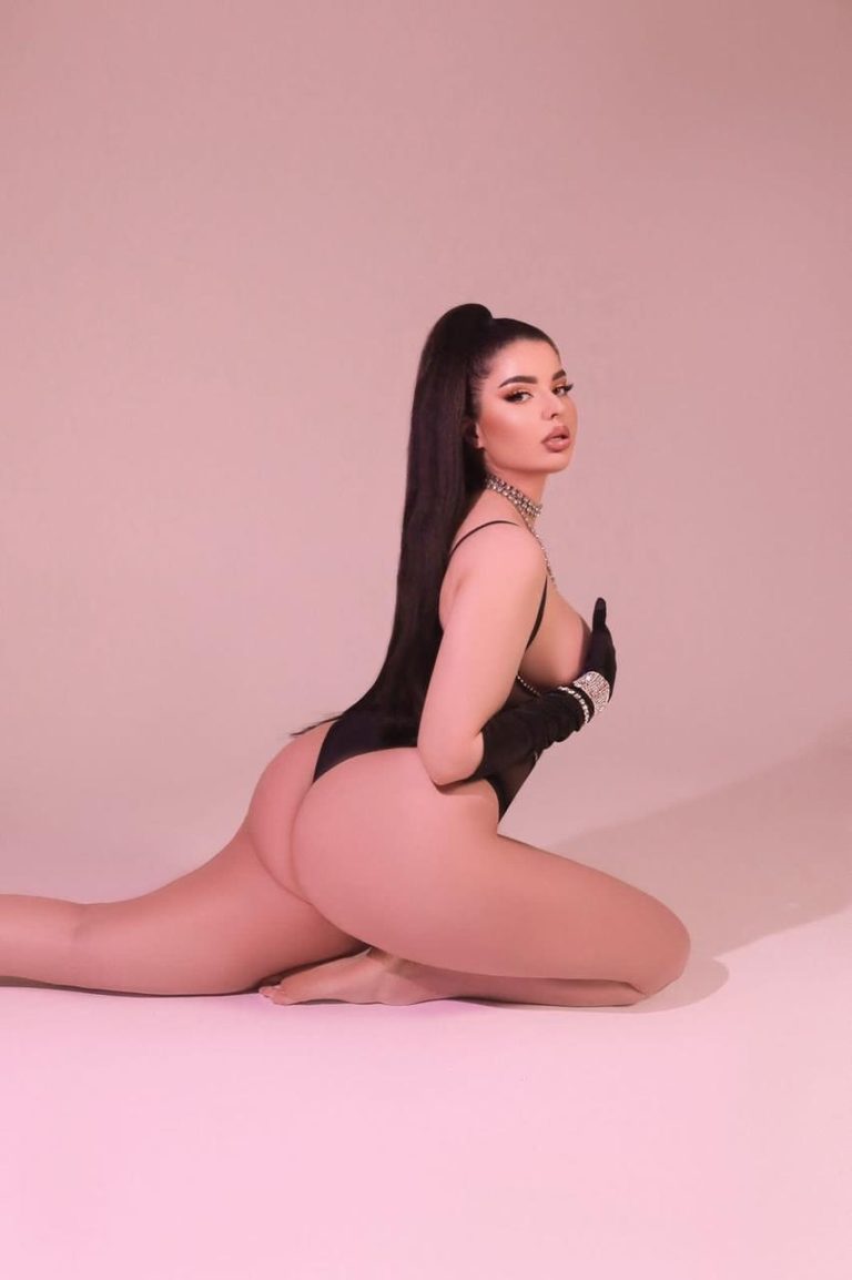 Проститутка Самира - грудь 3, рост 177 см, вес 68 кг, цвет волос Шатенки, национальность Славянки