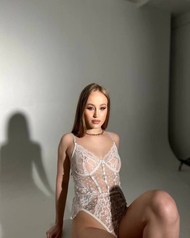 Проститутка Фортуна - грудь 1, рост 158 см, вес 45 кг, цвет волос Блондинки, национальность Славянки