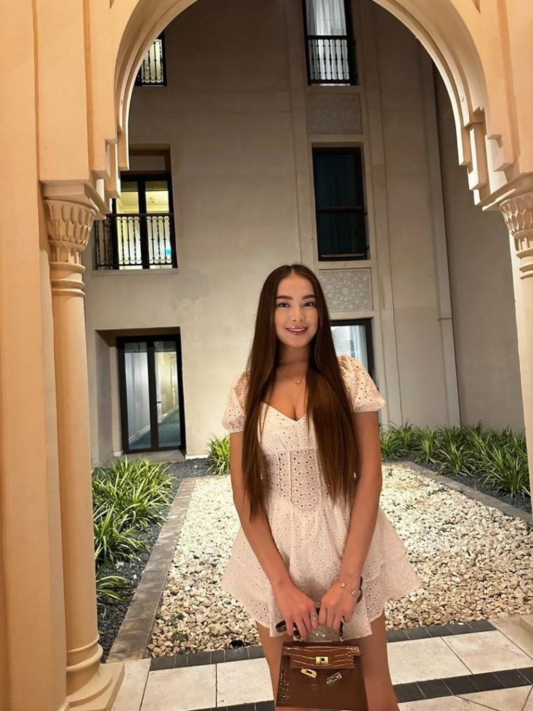 Проститутка Нелли - грудь 2, рост 175 см, вес 57 кг, цвет волос Брюнетки, национальность Славянки