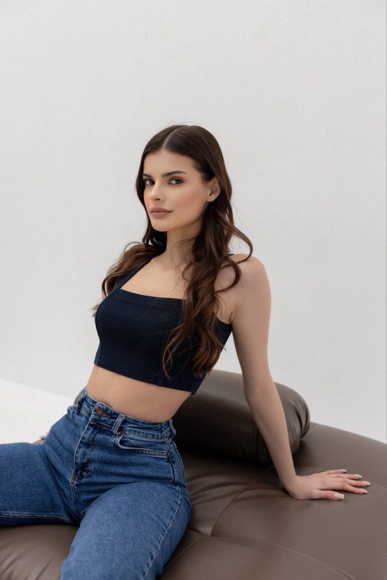 Проститутка Рената - грудь 2, рост 171 см, вес 52 кг, цвет волос Брюнетки, национальность Славянки