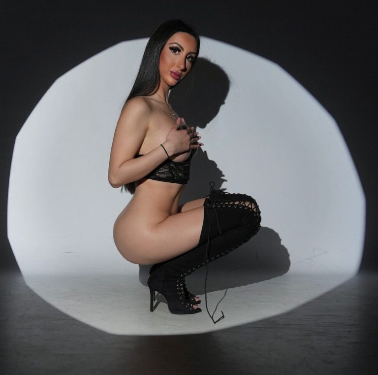 Проститутка Сара - грудь 2, рост 160 см, вес 44 кг, цвет волос Брюнетки, национальность Славянки