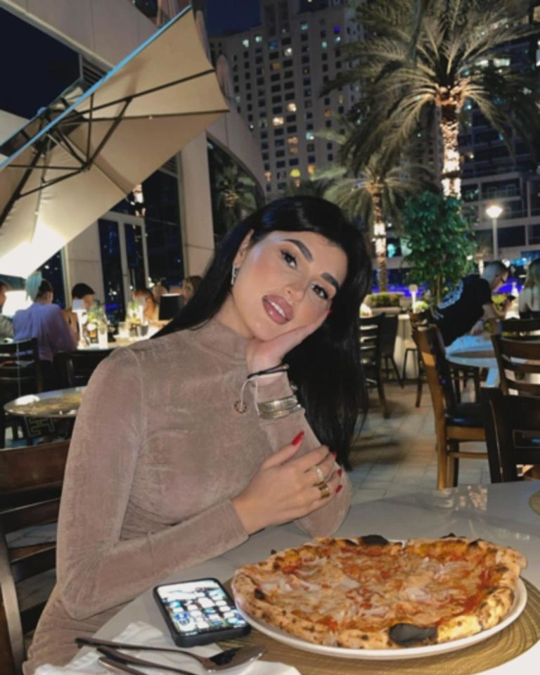 Проститутка Марта - грудь 2, рост 165 см, вес 52 кг, цвет волос Брюнетки, национальность Славянки