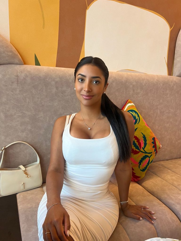 Проститутка Нина - грудь 3, рост 160 см, вес 50 кг, цвет волос Шатенки, национальность Славянки