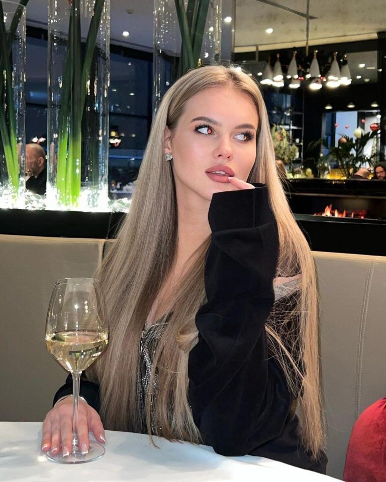 Проститутка Скайлар - грудь 2, рост 172 см, вес 51 кг, цвет волос Брюнетки, национальность Славянки