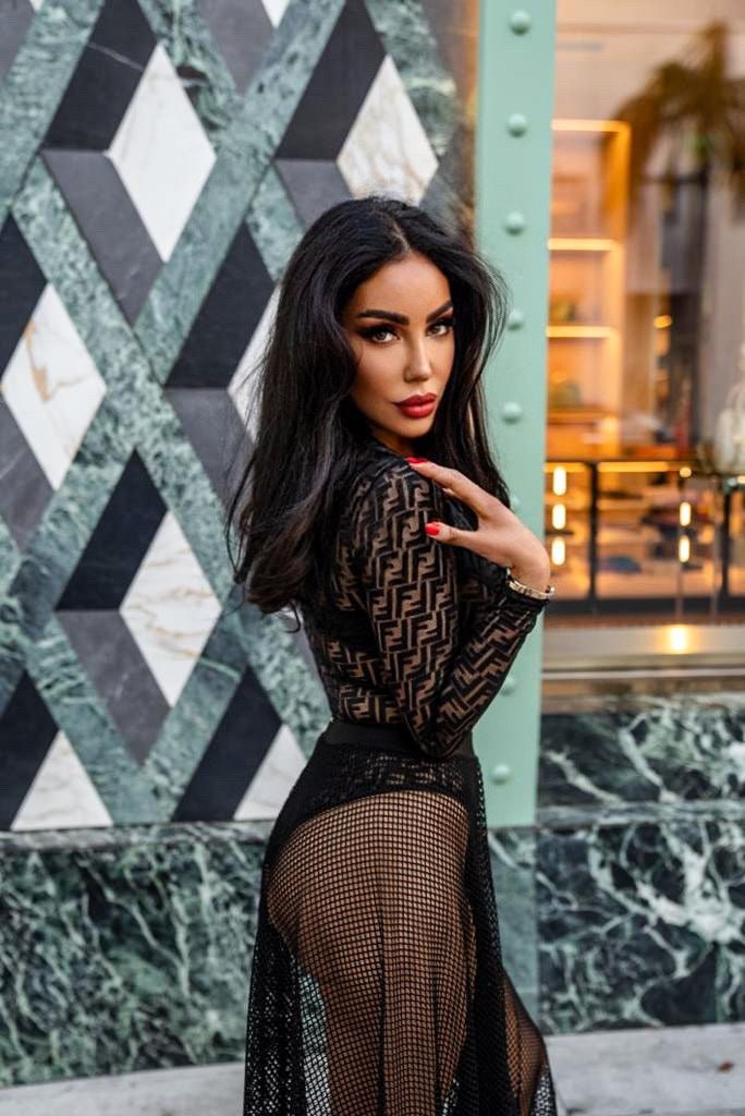 Проститутка Сара - грудь 3, рост 172 см, вес 50 кг, цвет волос Шатенки, национальность Славянки