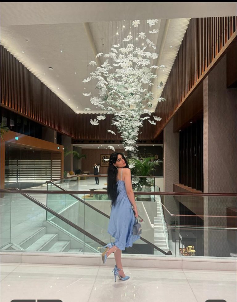 Проститутка София - грудь 2, рост 168 см, вес 55 кг, цвет волос Шатенки, национальность Славянки