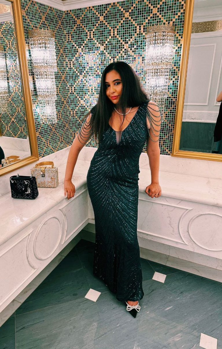 Проститутка Марина - грудь 3, рост 171 см, вес 68 кг, цвет волос Брюнетки, национальность Славянки