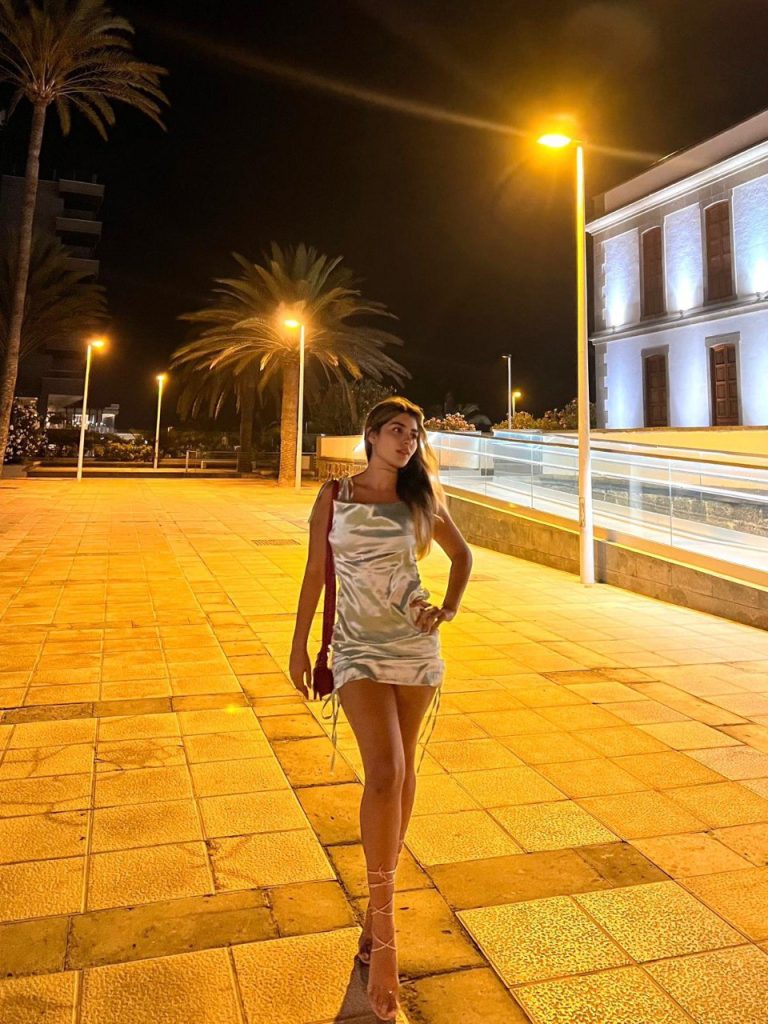 Проститутка София - грудь 2, рост 160 см, вес 50 кг, цвет волос Блондинки, национальность Славянки