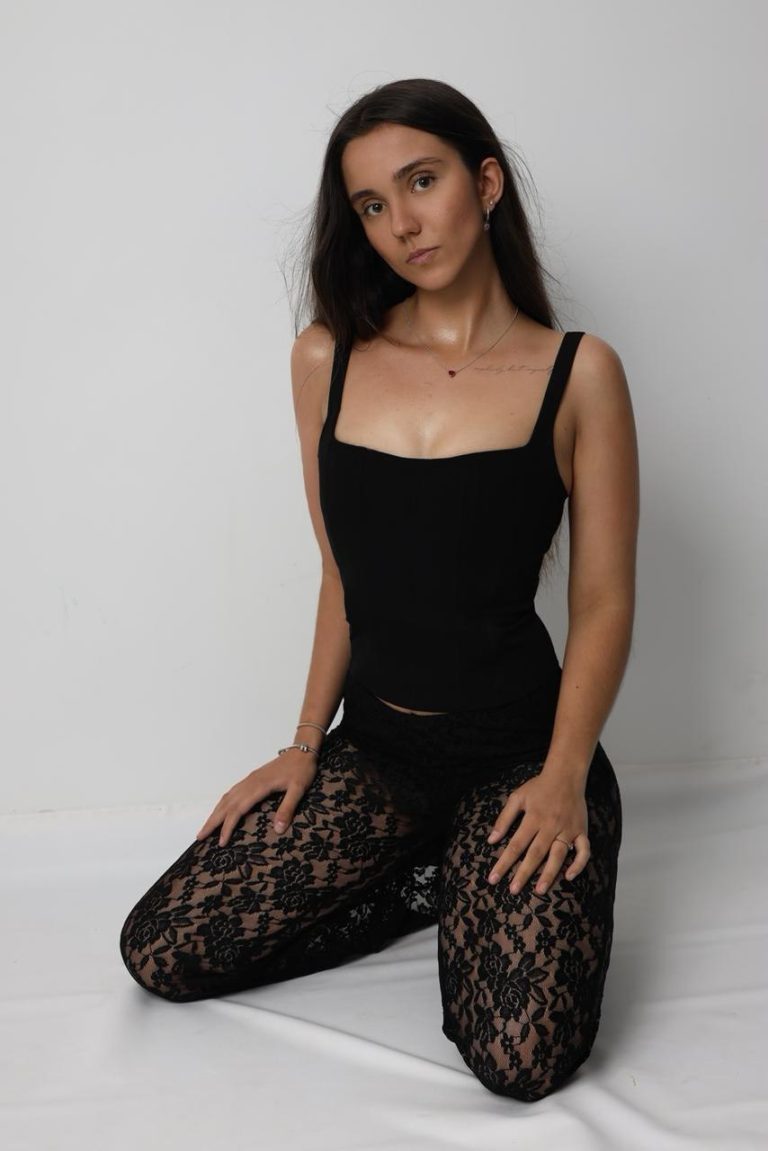 Проститутка Эмилия - грудь 2, рост 175 см, вес 64 кг, цвет волос Брюнетки, национальность Славянки