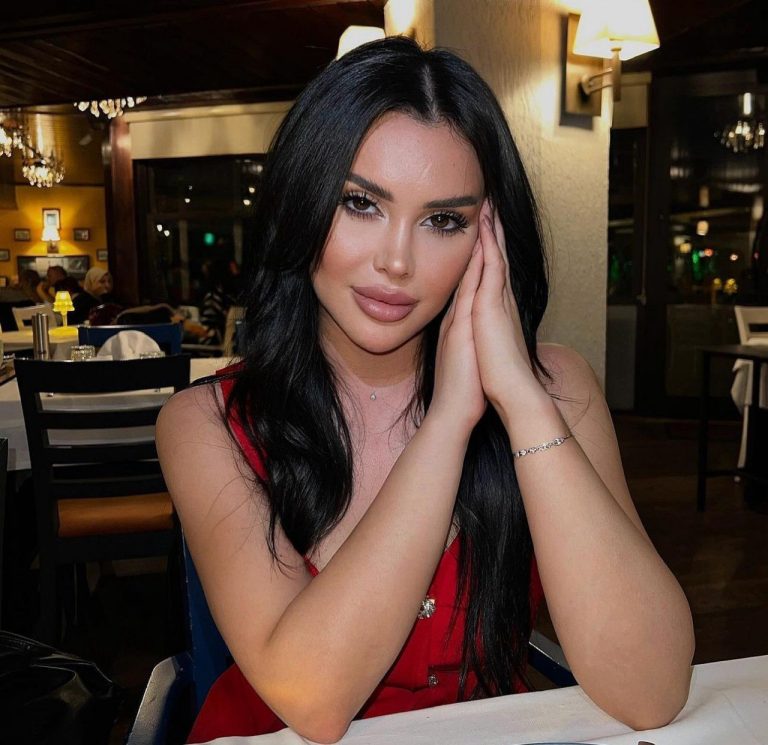 Проститутка Нора - грудь 2, рост 165 см, вес 54 кг, цвет волос Шатенки, национальность Славянки