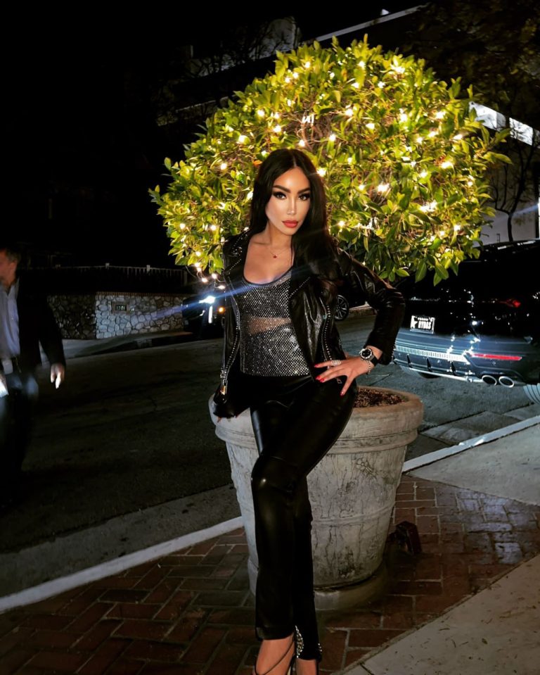 Проститутка Сара - грудь 3, рост 172 см, вес 50 кг, цвет волос Шатенки, национальность Славянки