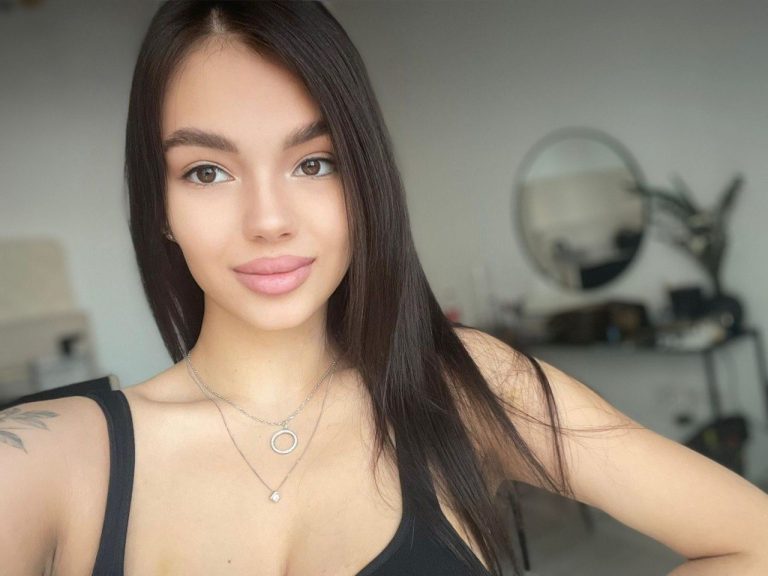 Проститутка Полианна - грудь 3, рост 162 см, вес 52 кг, цвет волос Шатенки, национальность Славянки