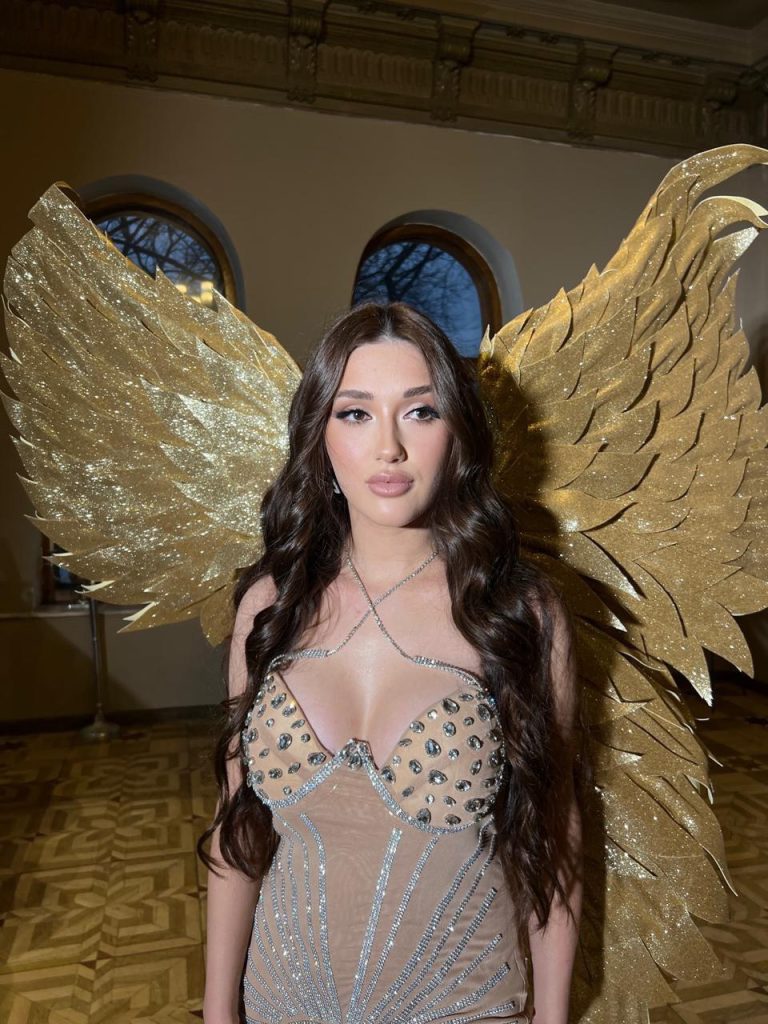 Проститутка Меринда - грудь 3, рост 162 см, вес 48 кг, цвет волос Брюнетки, национальность Славянки