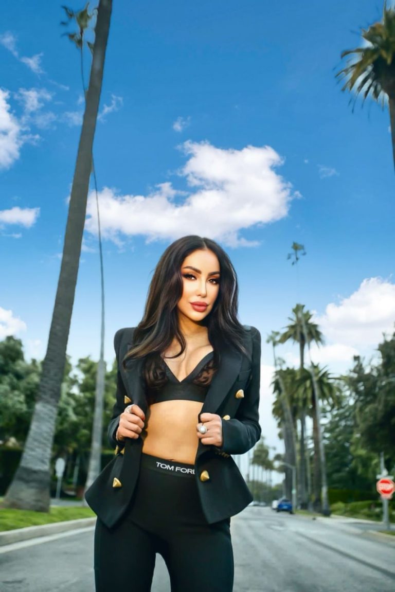 Проститутка Сара - грудь 3, рост 172 см, вес 50 кг, цвет волос Шатенки, национальность Славянки