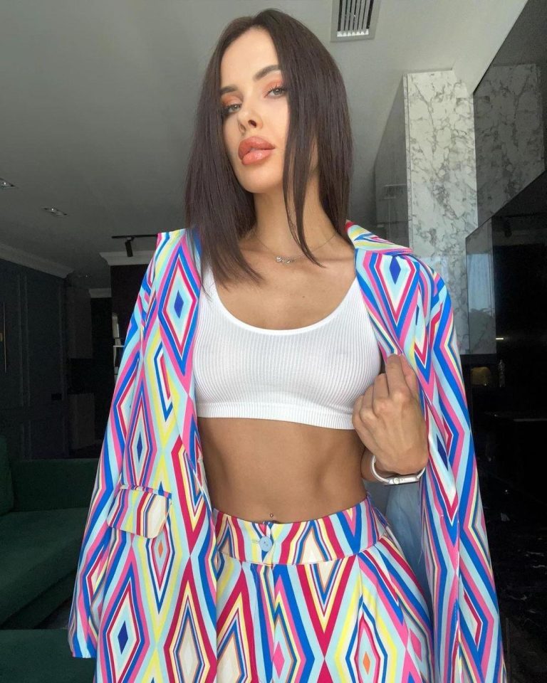 Проститутка Ясмин - грудь 2, рост 174 см, вес 55 кг, цвет волос Брюнетки, национальность Славянки