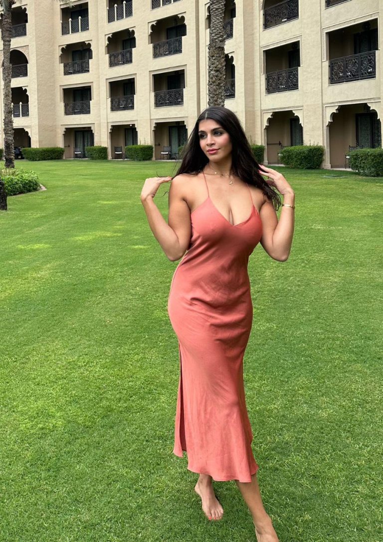 Проститутка Найла - грудь 3, рост 170 см, вес 58 кг, цвет волос Шатенки, национальность Славянки