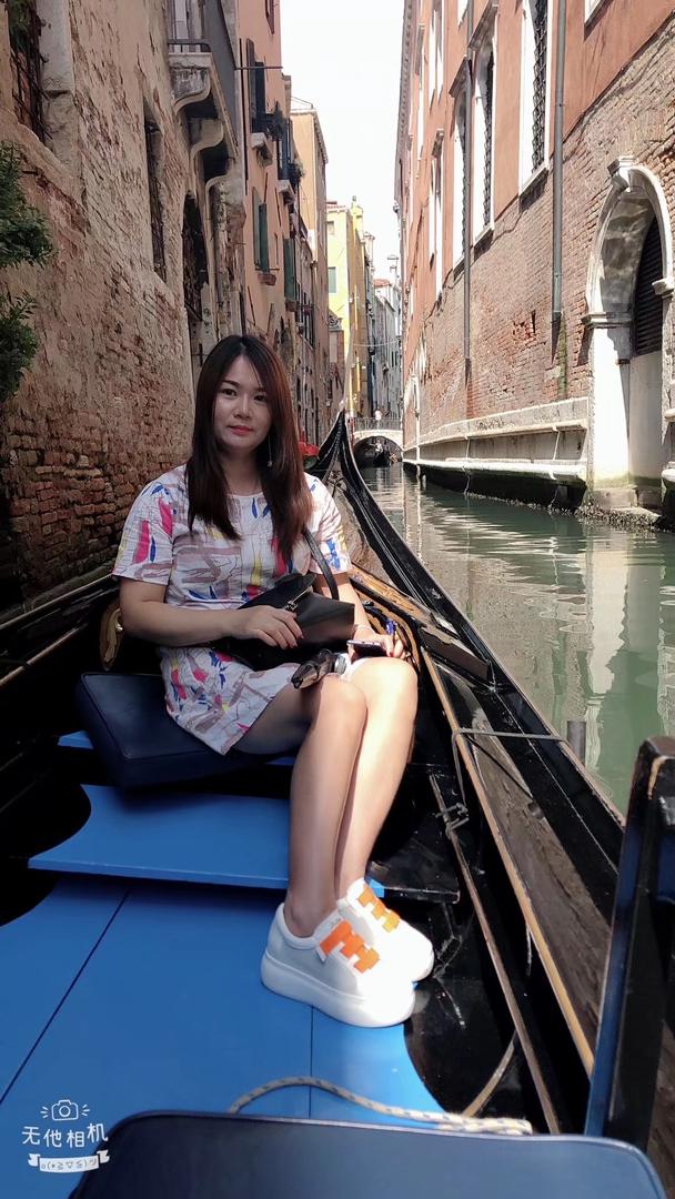 Проститутка Элизабет - грудь 3, рост 161 см, вес 60 кг, цвет волос Шатенки, национальность Славянки