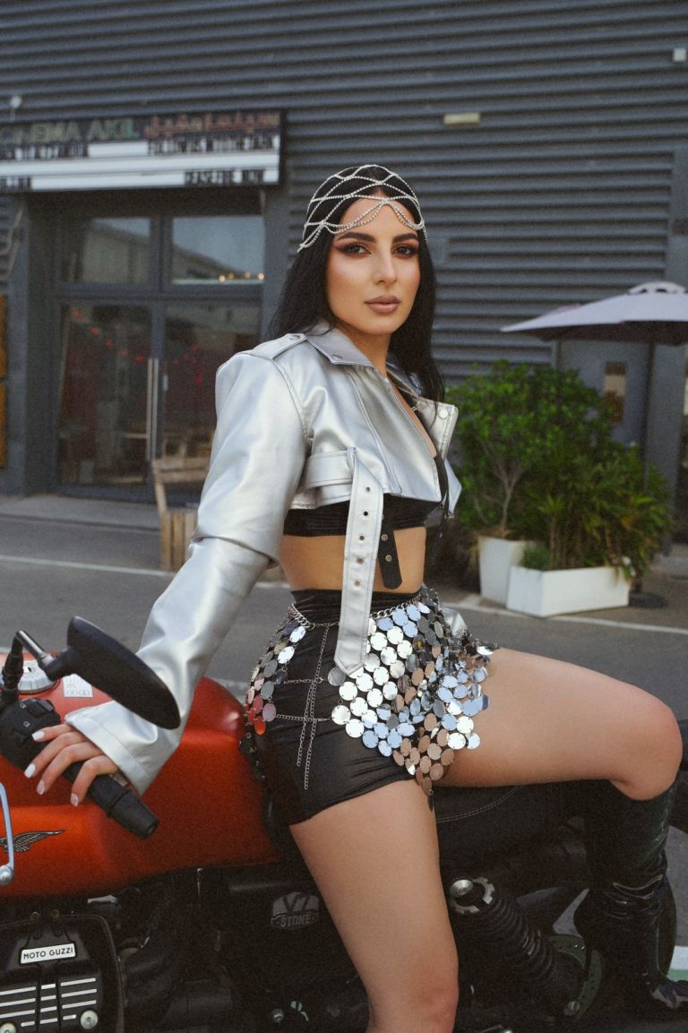 Проститутка Мила - грудь 2, рост 162 см, вес 56 кг, цвет волос Шатенки, национальность Славянки