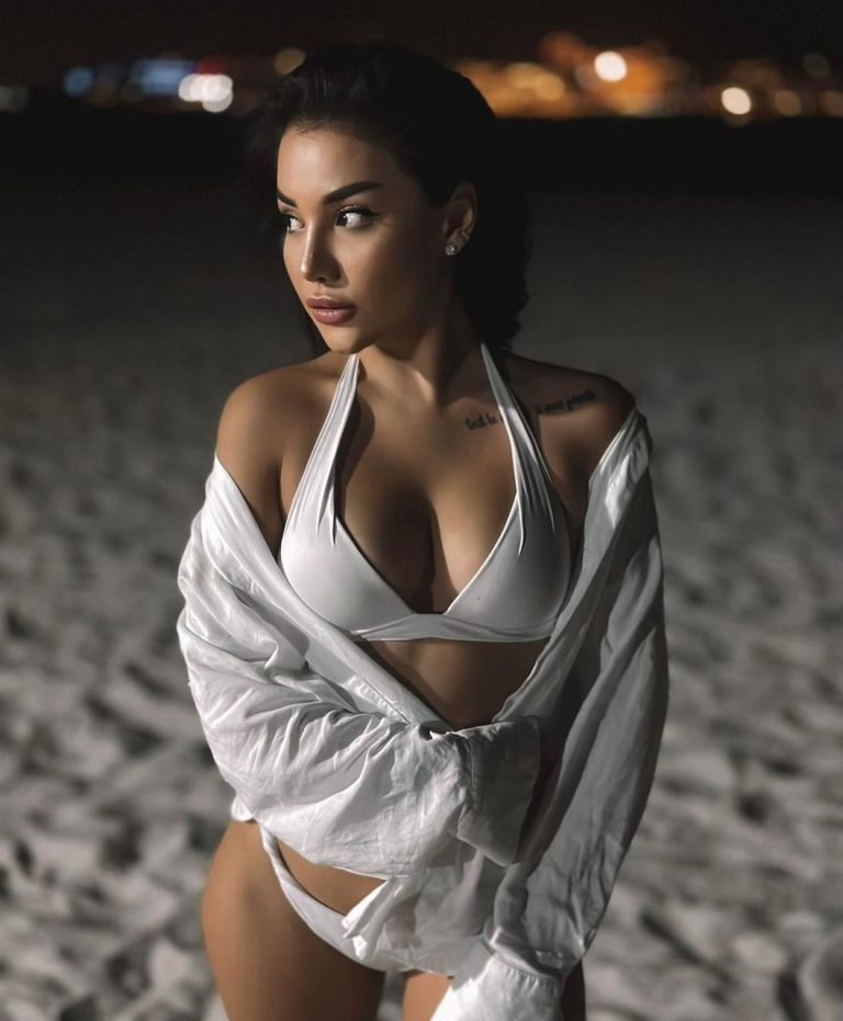 Проститутка Сиенна - грудь 2, рост 165 см, вес 53 кг, цвет волос Брюнетки, национальность Славянки