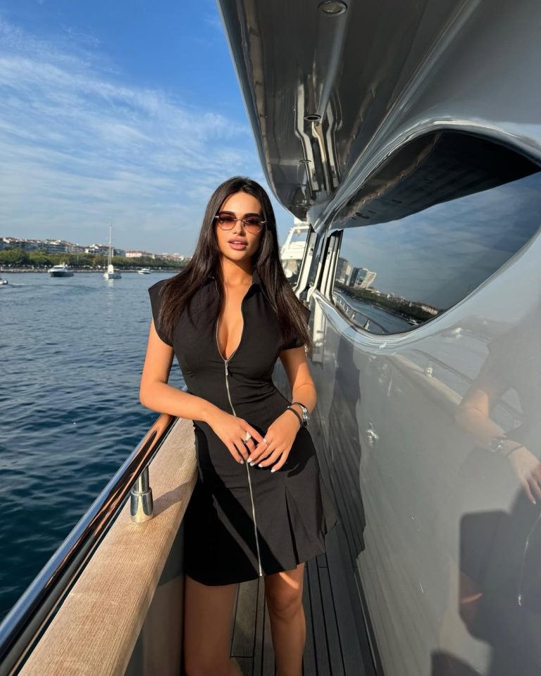 Проститутка Хелена - грудь 3, рост 169 см, вес 57 кг, цвет волос Брюнетки, национальность Славянки